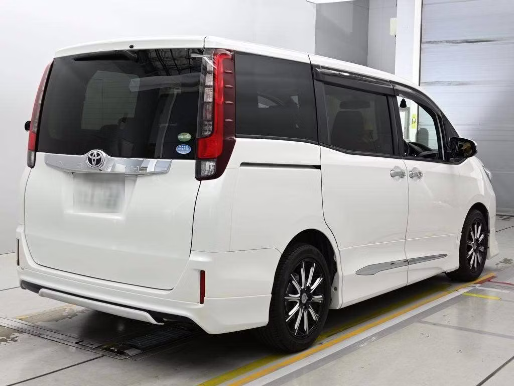 TOYOTA NOAH
