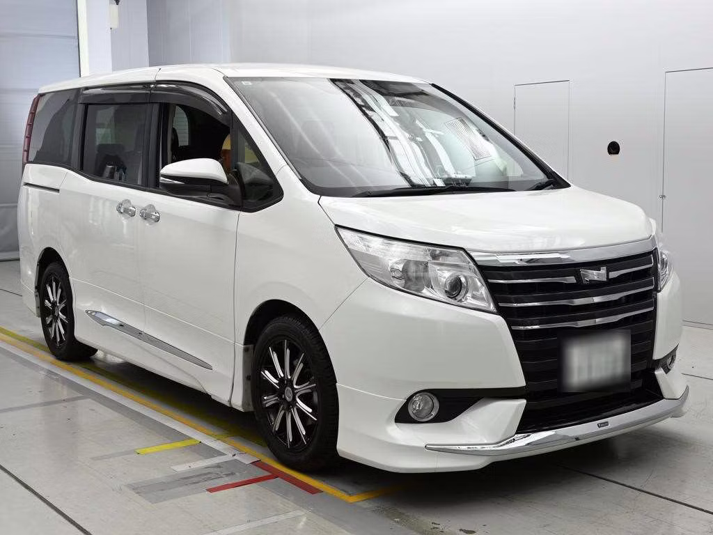 TOYOTA NOAH