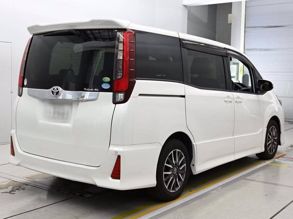 TOYOTA NOAH