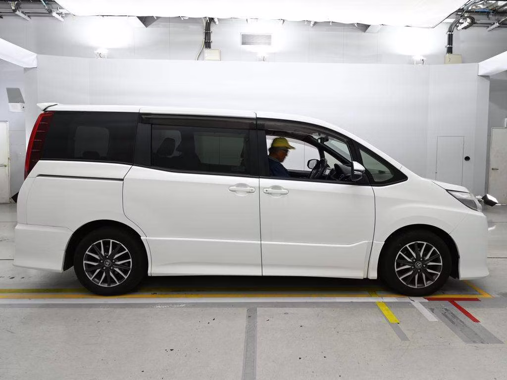 TOYOTA NOAH