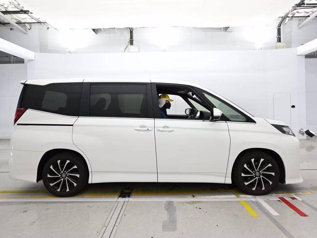 TOYOTA NOAH