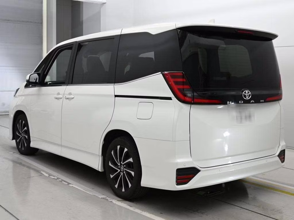 TOYOTA NOAH