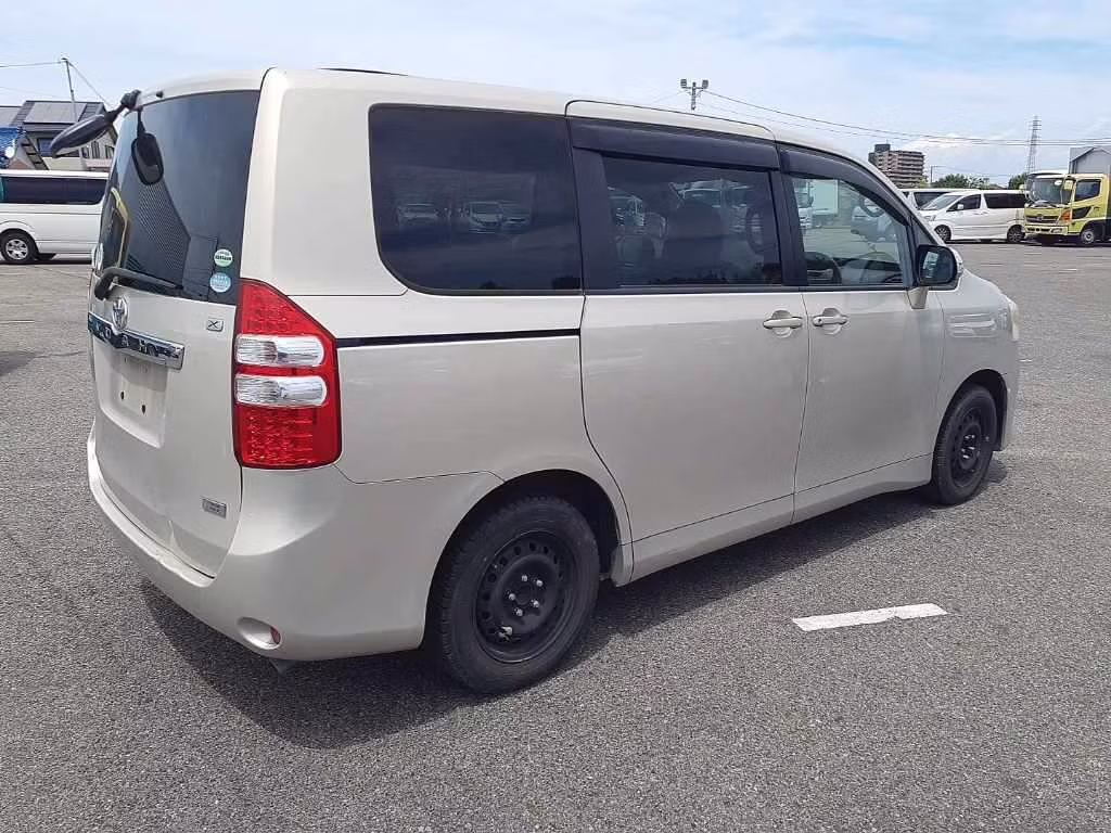 TOYOTA NOAH