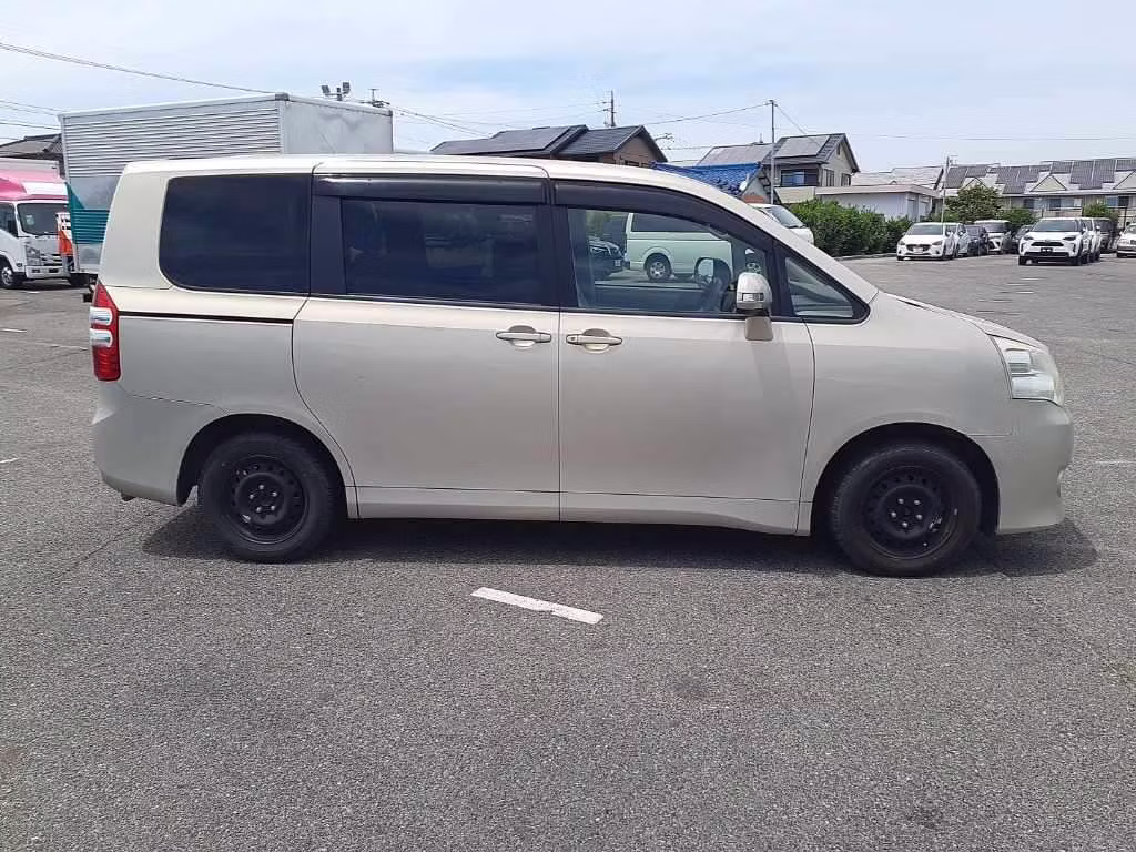 TOYOTA NOAH
