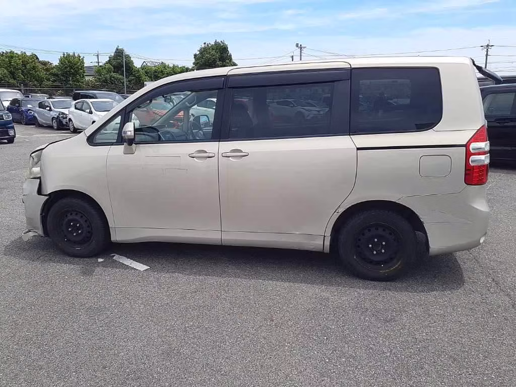 TOYOTA NOAH