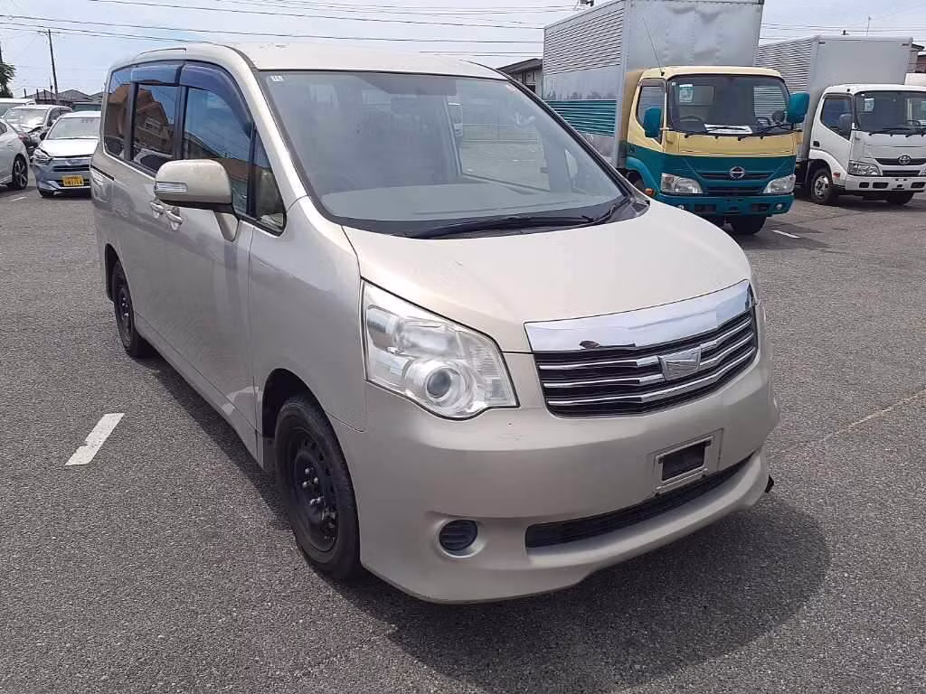 TOYOTA NOAH