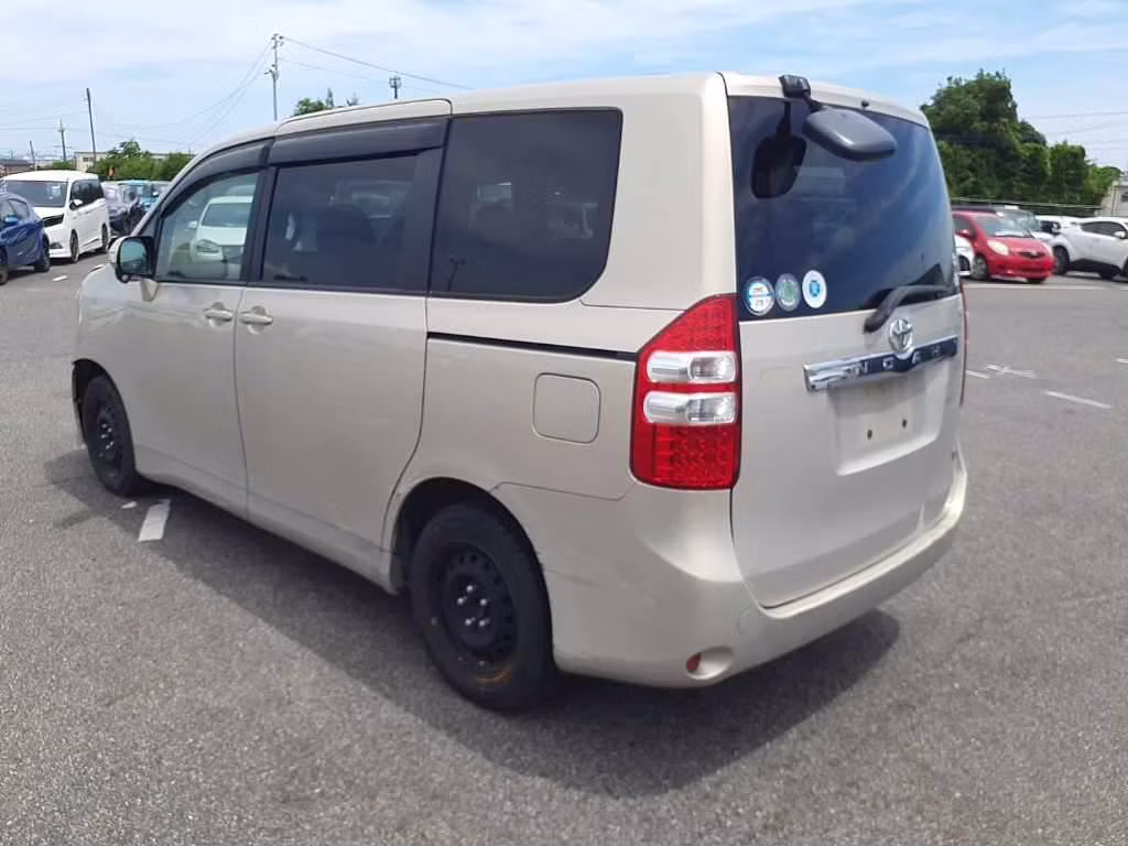 TOYOTA NOAH