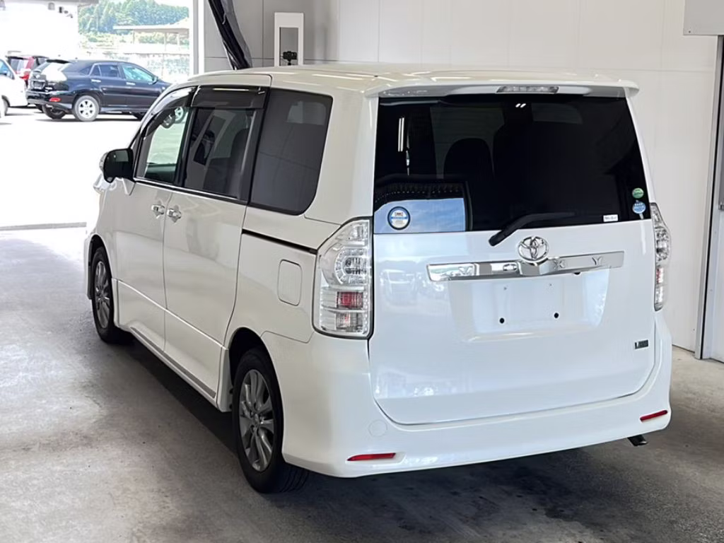 TOYOTA VOXY