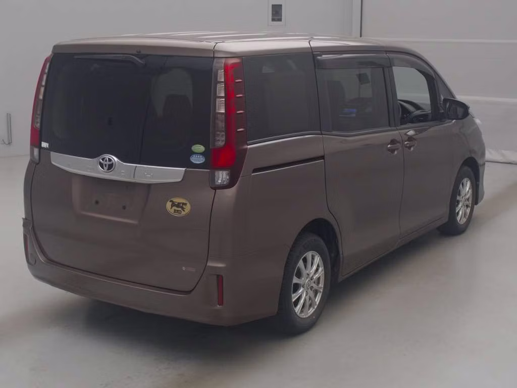 TOYOTA NOAH