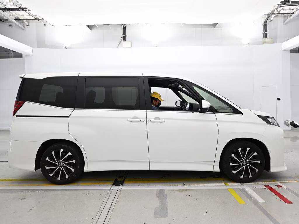 TOYOTA NOAH