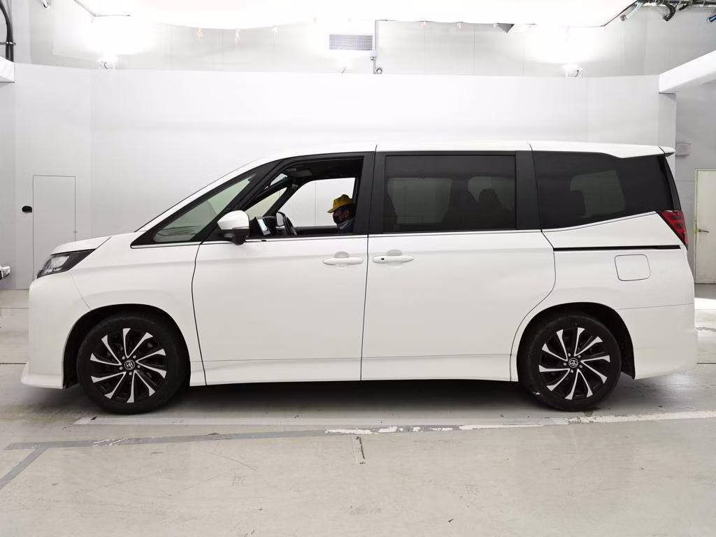 TOYOTA NOAH