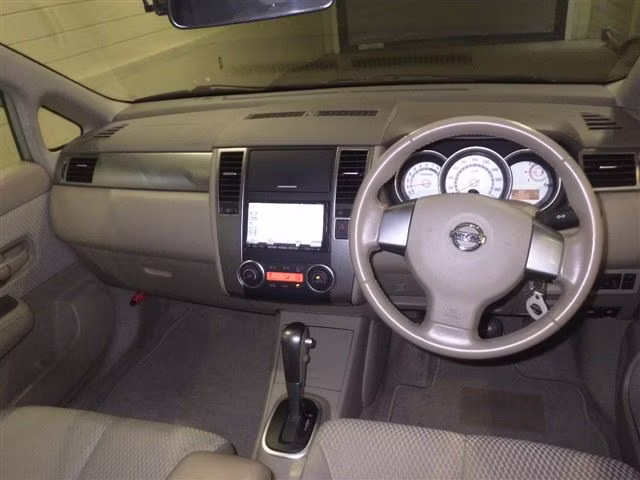 NISSAN TIIDA