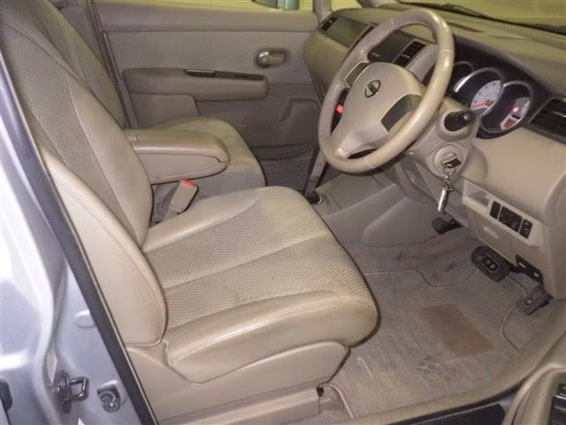 NISSAN TIIDA