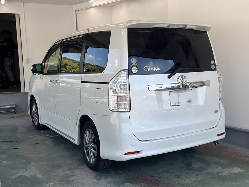 TOYOTA VOXY