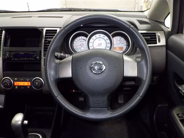 NISSAN TIIDA