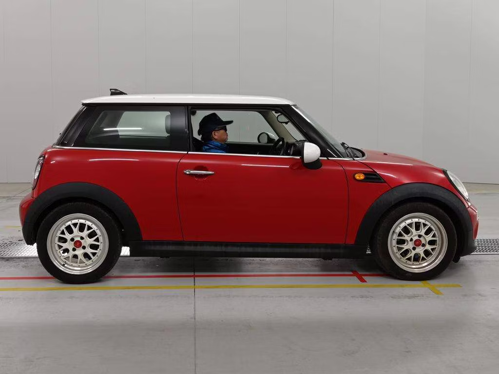 MINI HATCH