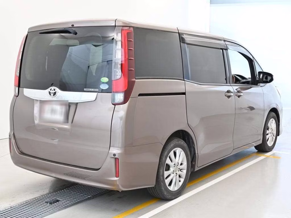 TOYOTA NOAH
