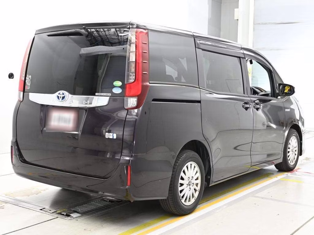 TOYOTA NOAH