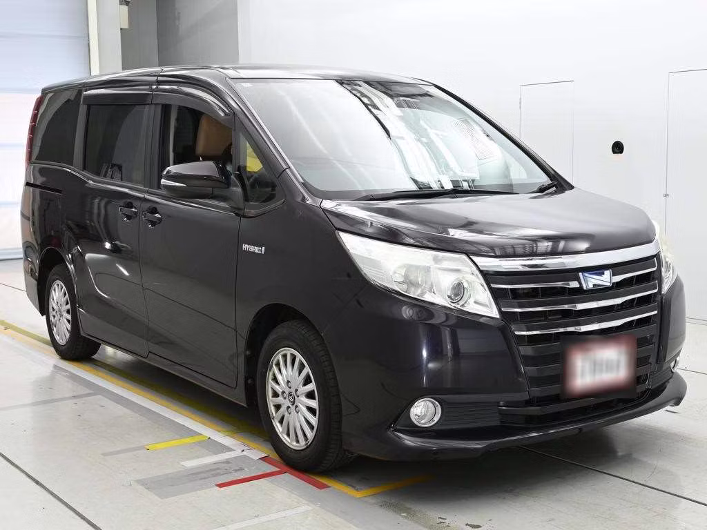 TOYOTA NOAH