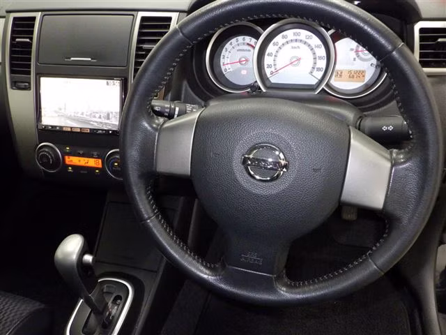 NISSAN TIIDA