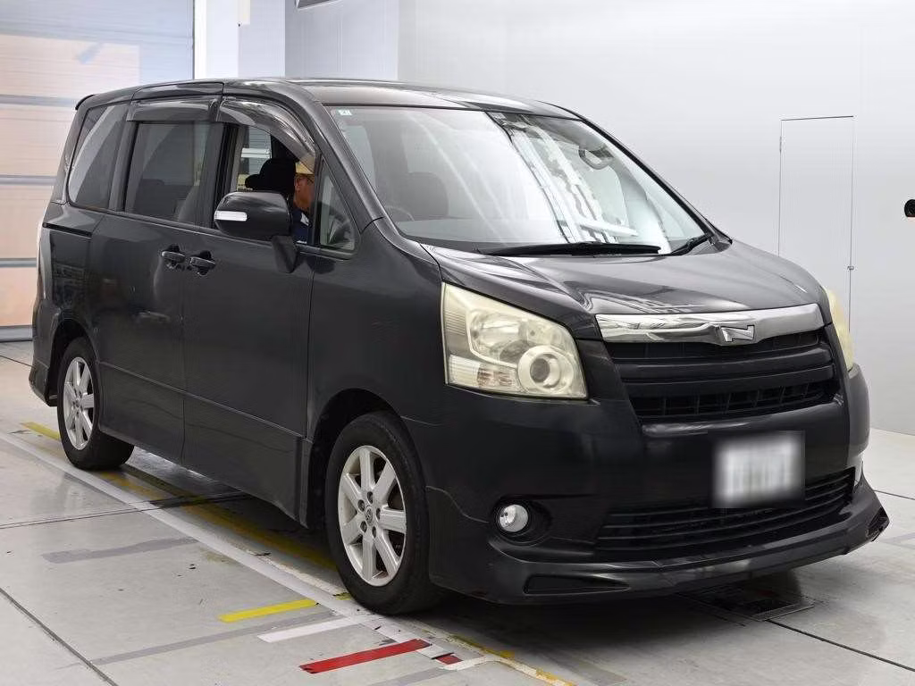 TOYOTA NOAH