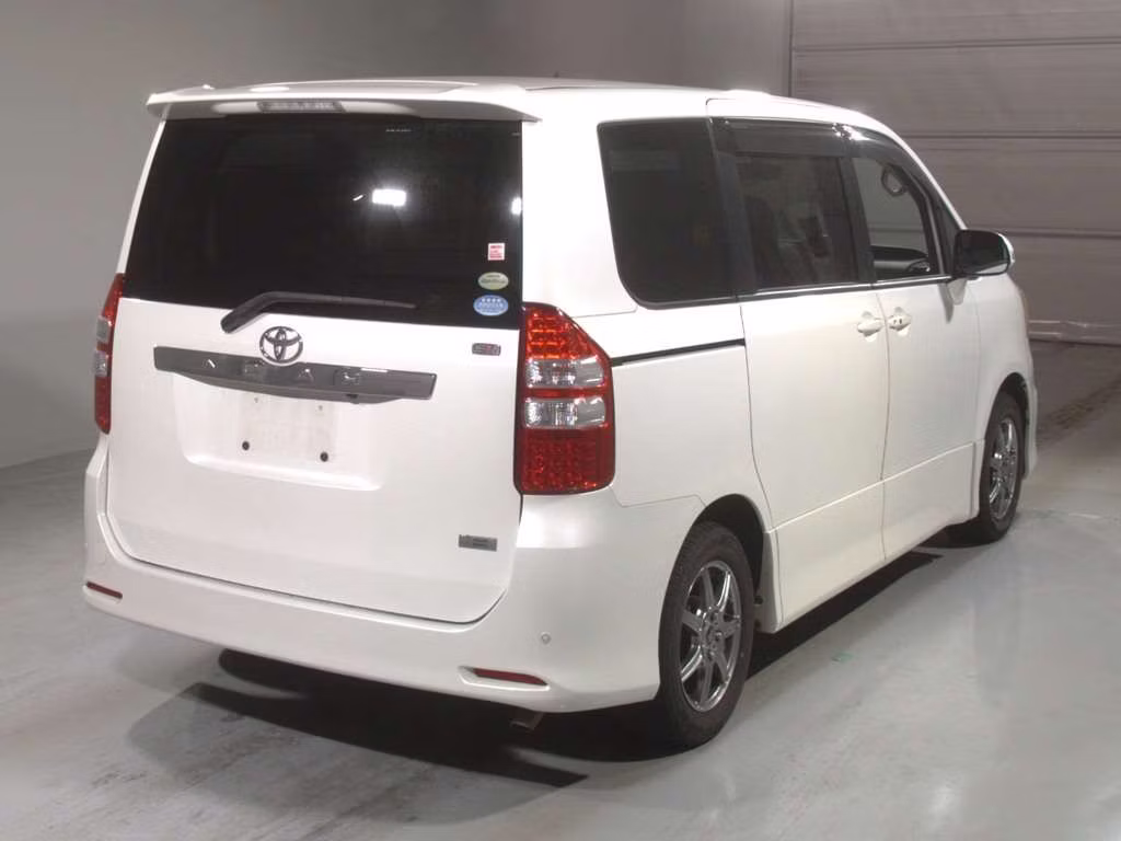TOYOTA NOAH