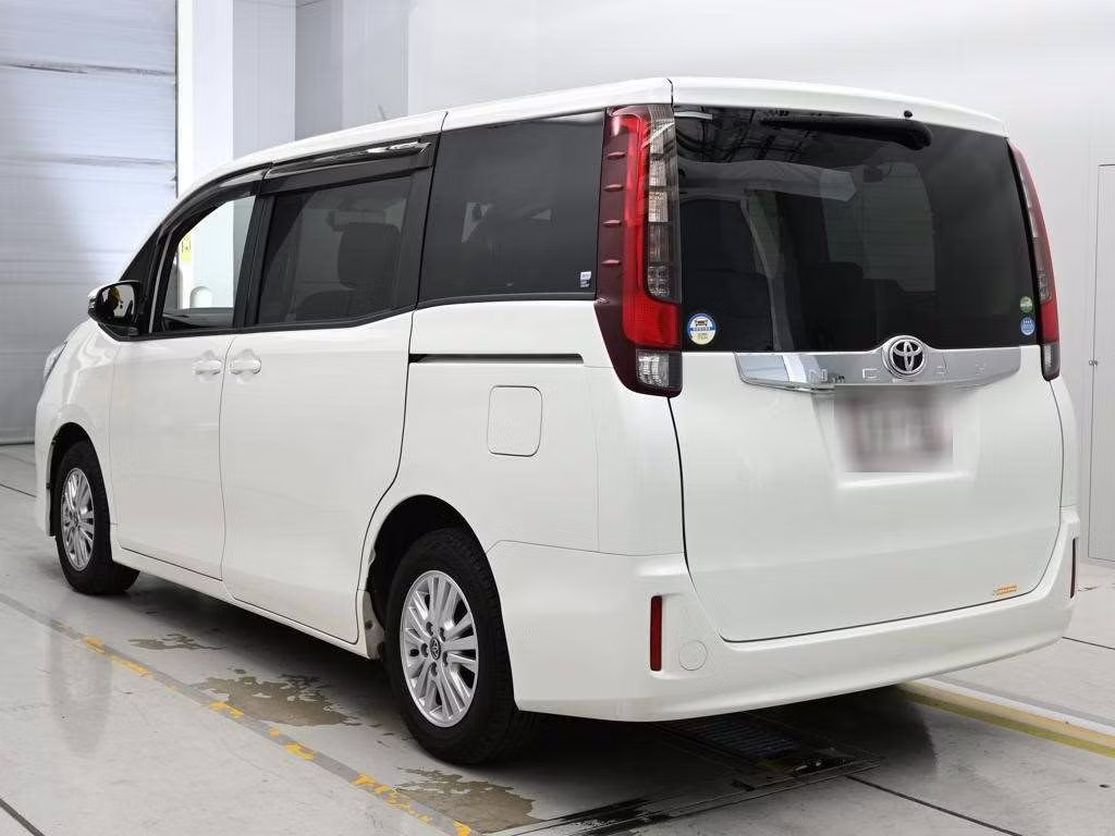 TOYOTA NOAH