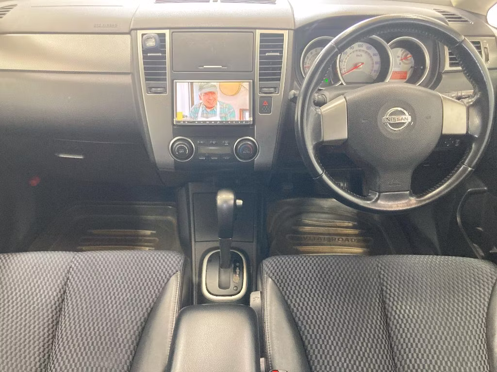 NISSAN TIIDA