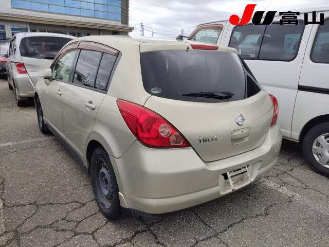 NISSAN TIIDA