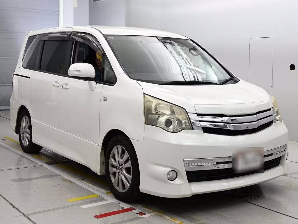 TOYOTA NOAH
