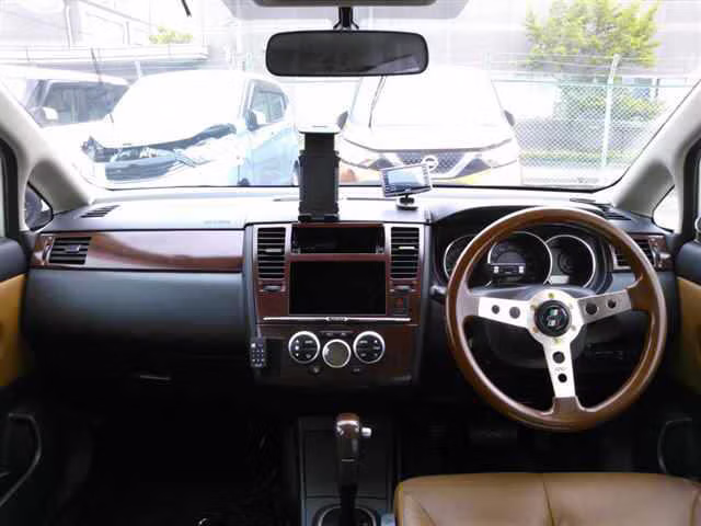 NISSAN TIIDA