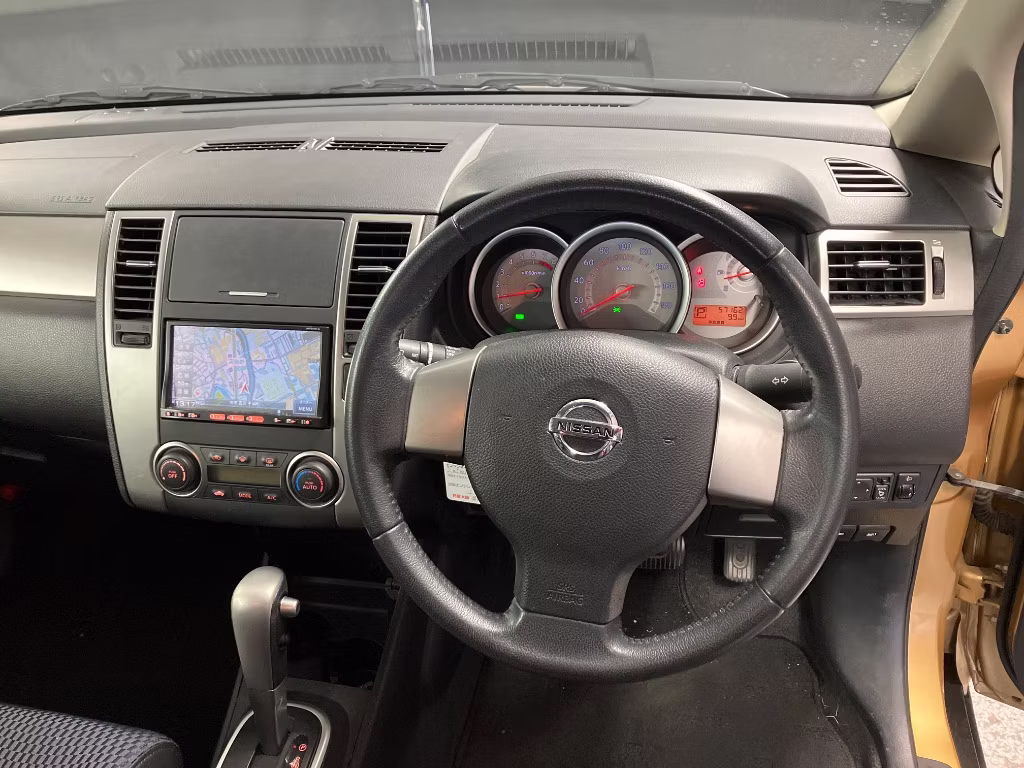 NISSAN TIIDA