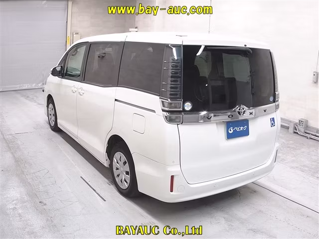 TOYOTA VOXY