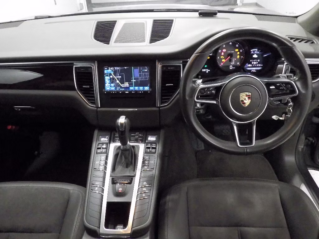 PORSCHE MACAN