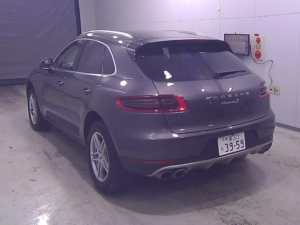 PORSCHE MACAN