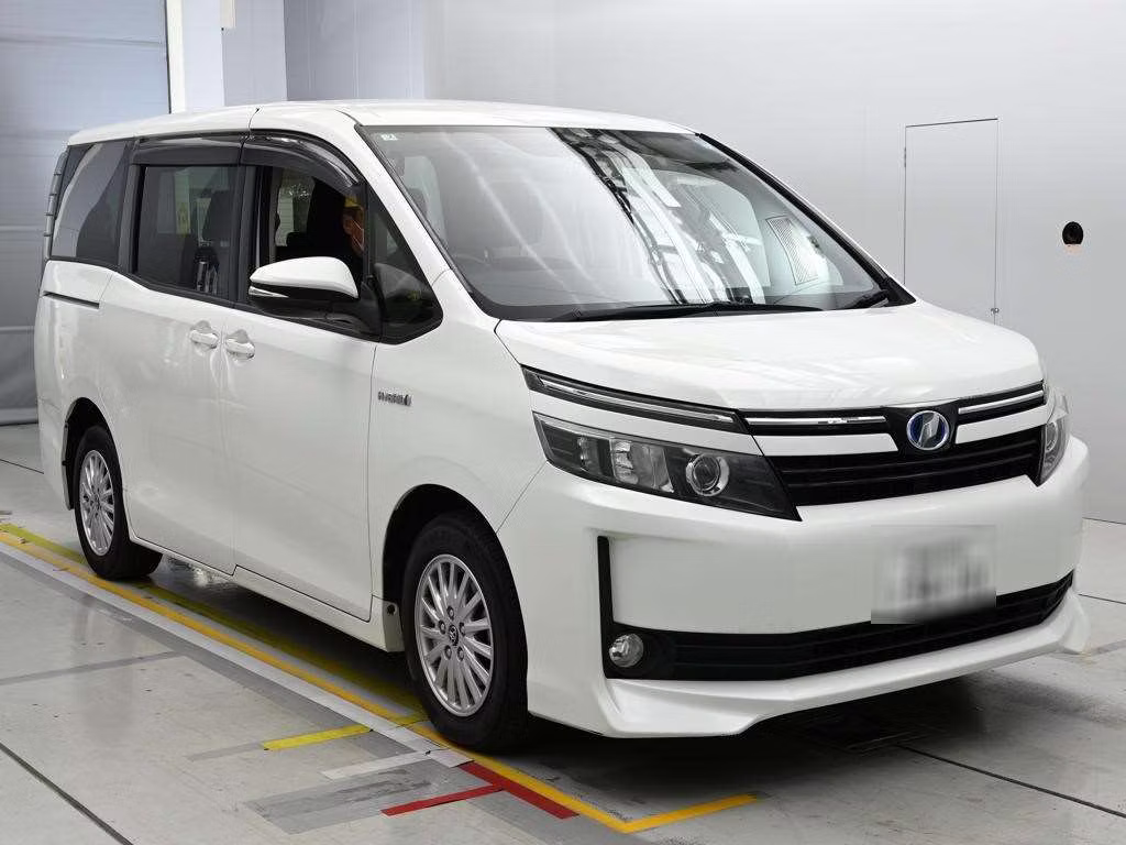 TOYOTA VOXY