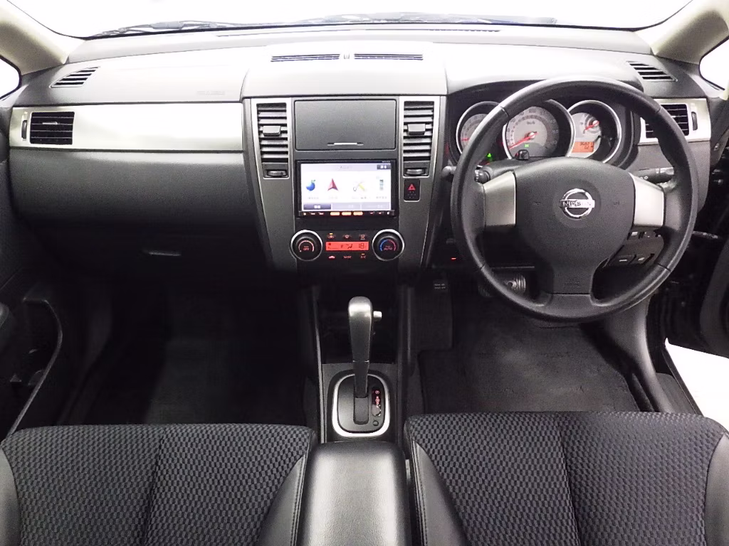 NISSAN TIIDA
