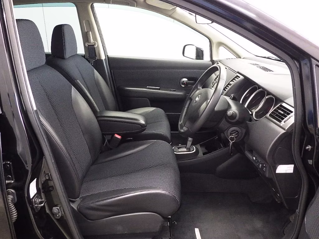 NISSAN TIIDA