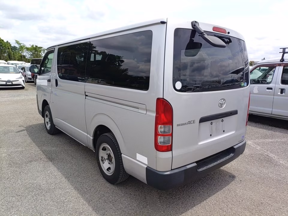 TOYOTA REGIUS ACE