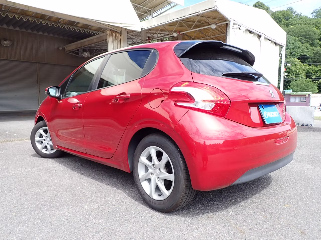 PEUGEOT 208