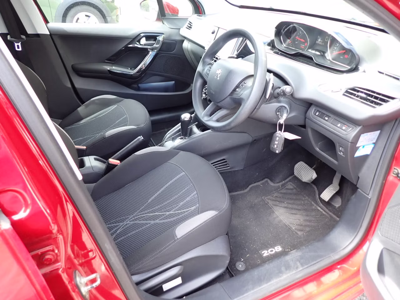 PEUGEOT 208