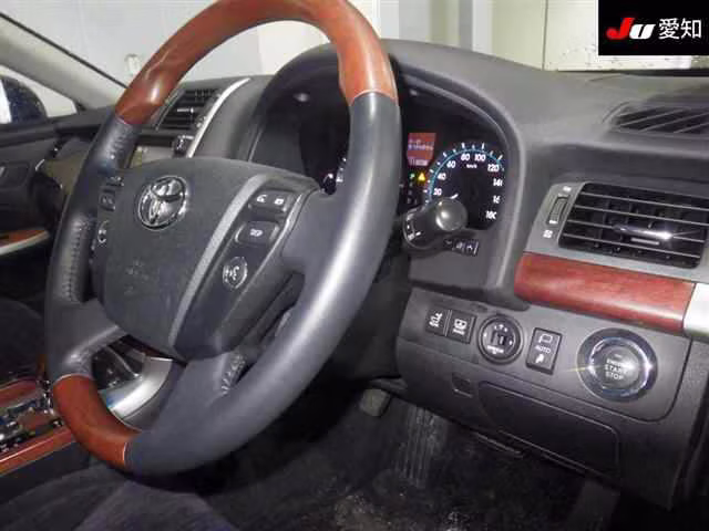 TOYOTA CROWN MAJESTA