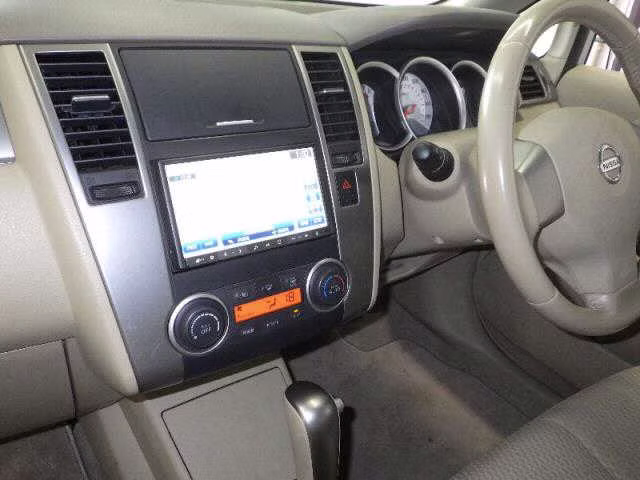 NISSAN TIIDA