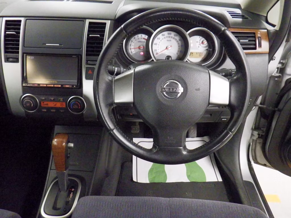 NISSAN TIIDA LATIO