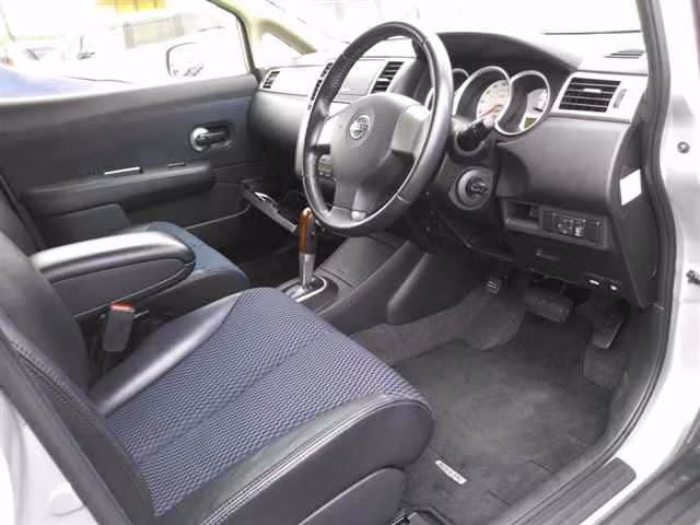 NISSAN TIIDA