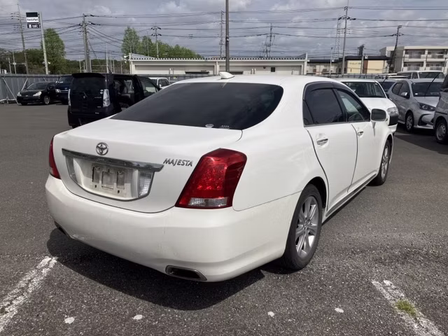 TOYOTA CROWN MAJESTA