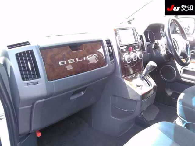 MITSUBISHI DELICA D:5