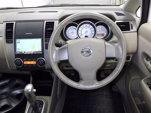NISSAN TIIDA LATIO