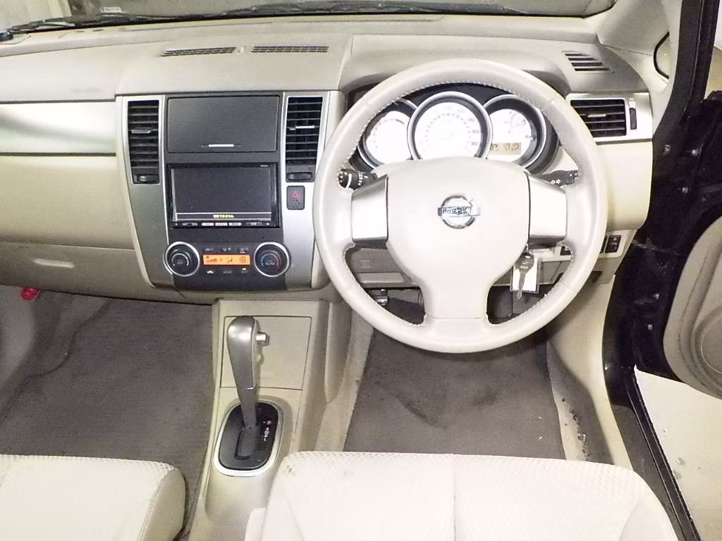 NISSAN TIIDA