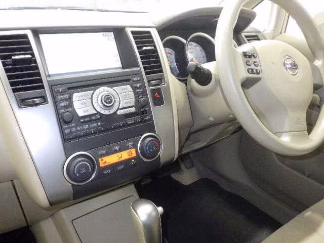 NISSAN TIIDA